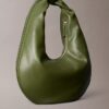 Borsa a tracolla a mezzaluna con finitura martellata Borsa a tracolla a mezzaluna con finitura martellata