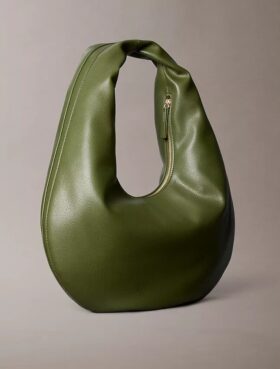 Borsa a tracolla a mezzaluna con finitura martellata