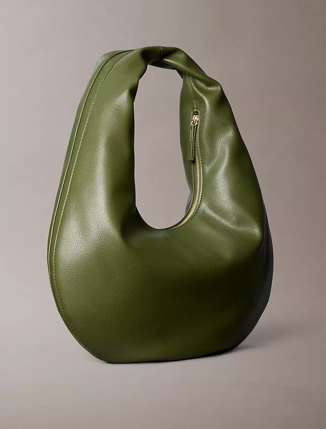 Borsa a tracolla a mezzaluna con finitura martellata Borsa a tracolla a mezzaluna con finitura martellata