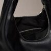 Borsa a tracolla a mezzaluna con finitura martellata Borsa a tracolla a mezzaluna con finitura martellata