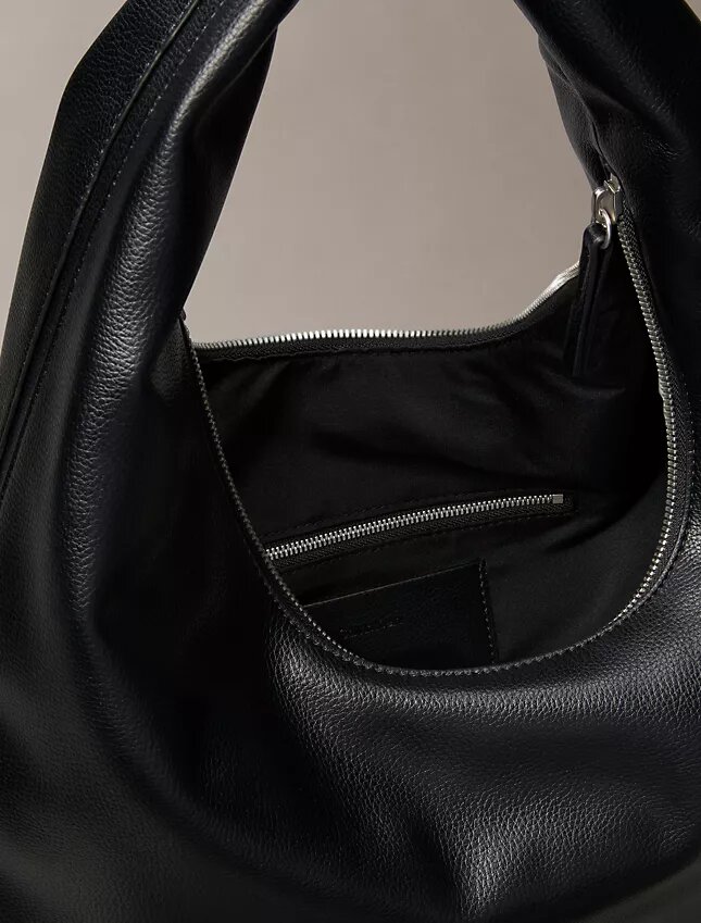 Borsa a tracolla a mezzaluna con finitura martellata Borsa a tracolla a mezzaluna con finitura martellata