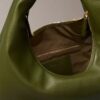 Borsa a tracolla a mezzaluna con finitura martellata Borsa a tracolla a mezzaluna con finitura martellata