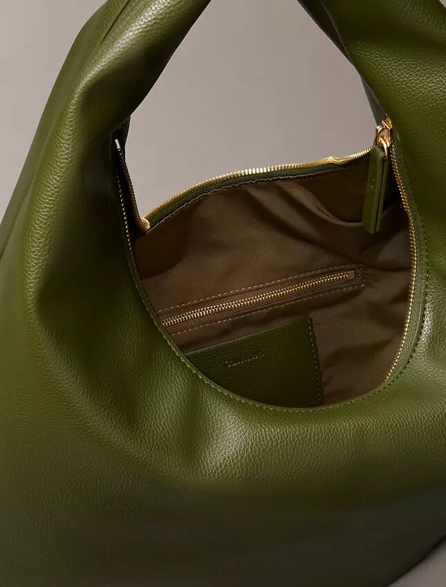 Borsa a tracolla a mezzaluna con finitura martellata Borsa a tracolla a mezzaluna con finitura martellata