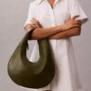 Borsa a tracolla a mezzaluna con finitura martellata Borsa a tracolla a mezzaluna con finitura martellata