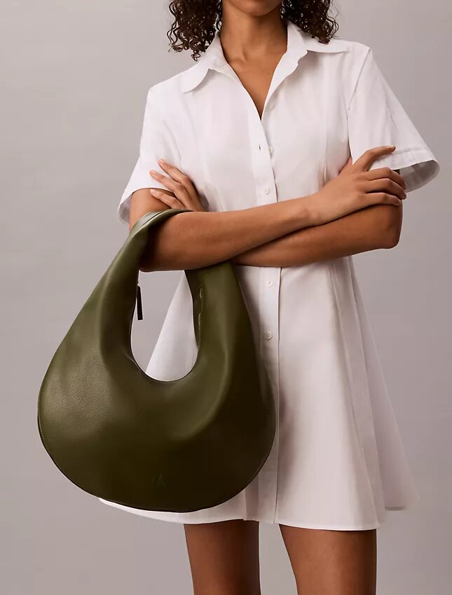Borsa a tracolla a mezzaluna con finitura martellata Borsa a tracolla a mezzaluna con finitura martellata