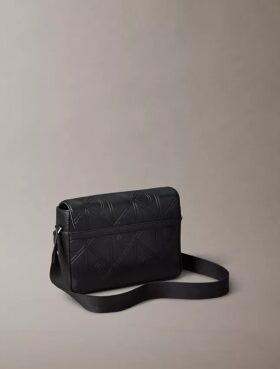 Borsa a tracolla con emblema goffrato su tutta la superficie