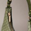Borsa a tracolla con logo emblema su tutta la superficie