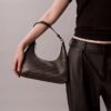 Borsa a tracolla con logo emblema su tutta la superficie