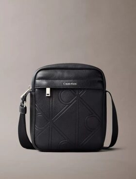 Borsa a tracolla con logo in rilievo su tutta la superficie