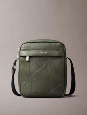 Borsa a tracolla con logo in rilievo su tutta la superficie