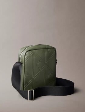 Borsa a tracolla con logo in rilievo su tutta la superficie