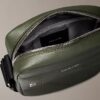 Borsa a tracolla con logo in rilievo su tutta la superficie