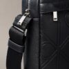 Borsa a tracolla con logo in rilievo su tutta la superficie