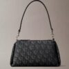 Borsa a tracolla con logo Monogram a pieghe Borsa a tracolla con logo Monogram a pieghe