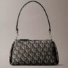 Borsa a tracolla con logo Monogram a pieghe Borsa a tracolla con logo Monogram a pieghe