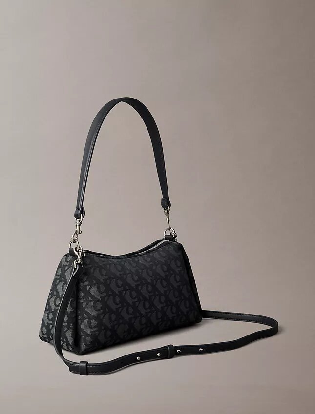 Borsa a tracolla con logo Monogram a pieghe Borsa a tracolla con logo Monogram a pieghe