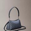 Borsa a tracolla con logo Monogram a pieghe Borsa a tracolla con logo Monogram a pieghe