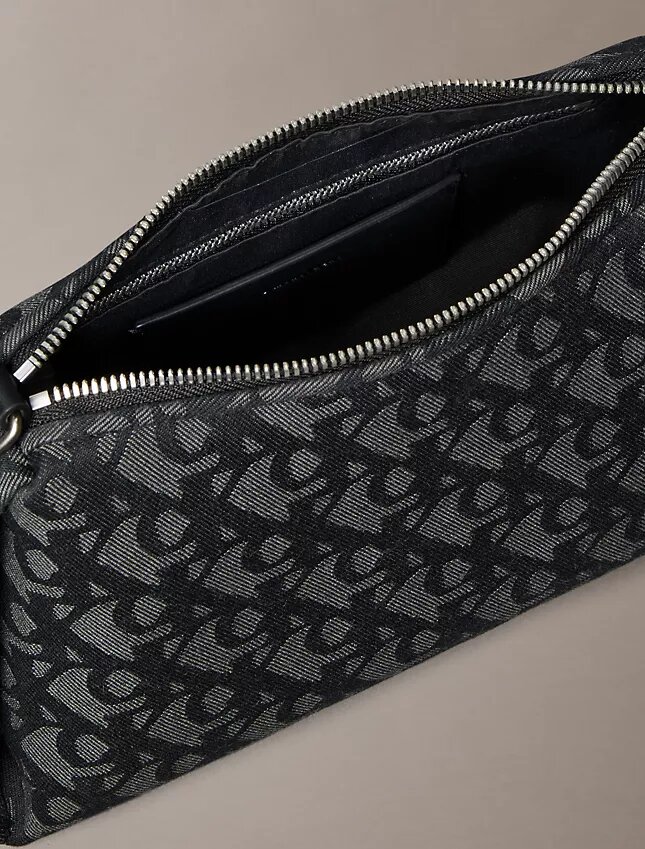 Borsa a tracolla con logo Monogram a pieghe Borsa a tracolla con logo Monogram a pieghe