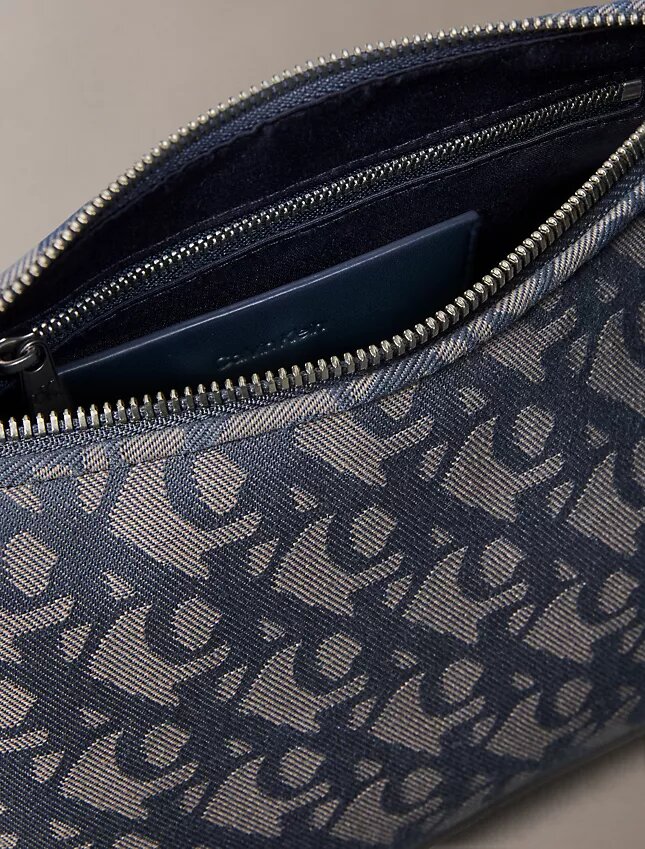Borsa a tracolla con logo Monogram a pieghe Borsa a tracolla con logo Monogram a pieghe