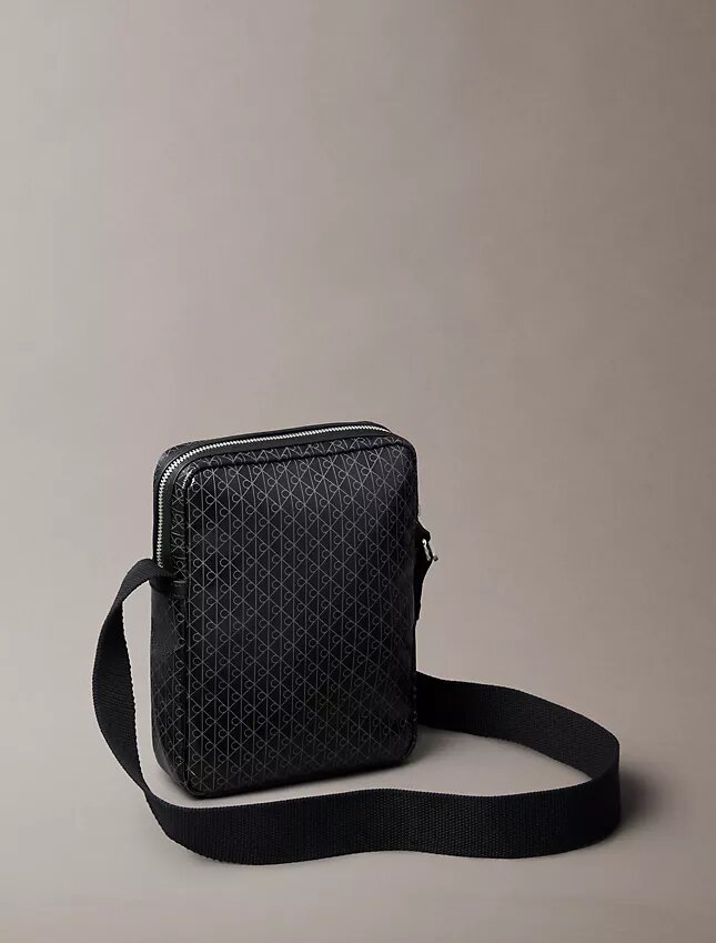 Borsa a tracolla con logo su tutta la superficie Borsa a tracolla con logo su tutta la superficie