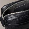 Borsa a tracolla con logo su tutta la superficie Borsa a tracolla con logo su tutta la superficie