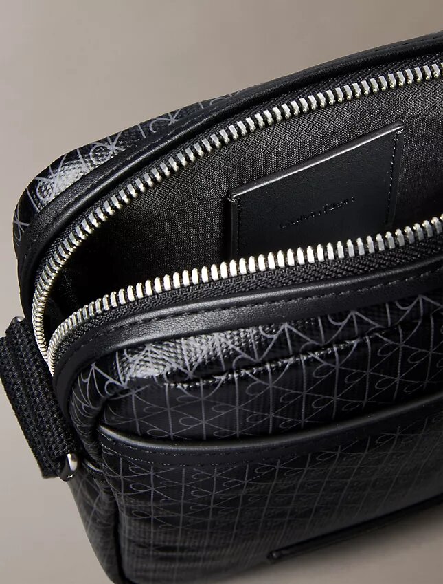 Borsa a tracolla con logo su tutta la superficie Borsa a tracolla con logo su tutta la superficie