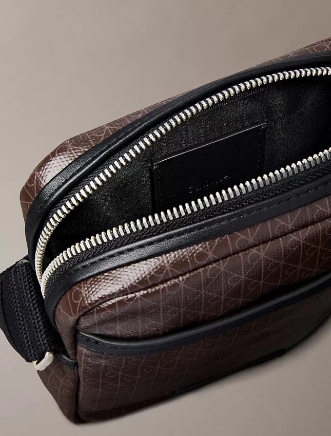 Borsa a tracolla con logo su tutta la superficie Borsa a tracolla con logo su tutta la superficie