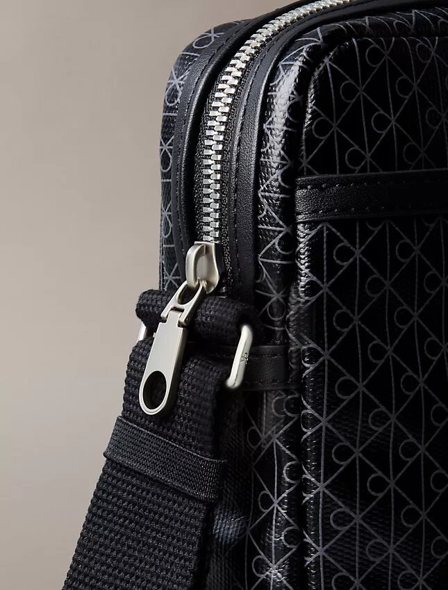 Borsa a tracolla con logo su tutta la superficie Borsa a tracolla con logo su tutta la superficie