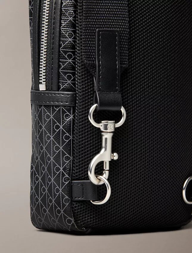 Borsa a tracolla con logo su tutta la superficie Borsa a tracolla con logo su tutta la superficie