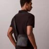 Borsa a tracolla con logo su tutta la superficie Borsa a tracolla con logo su tutta la superficie