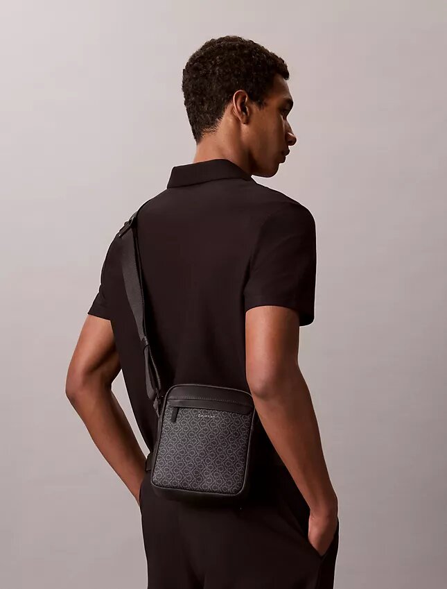 Borsa a tracolla con logo su tutta la superficie Borsa a tracolla con logo su tutta la superficie