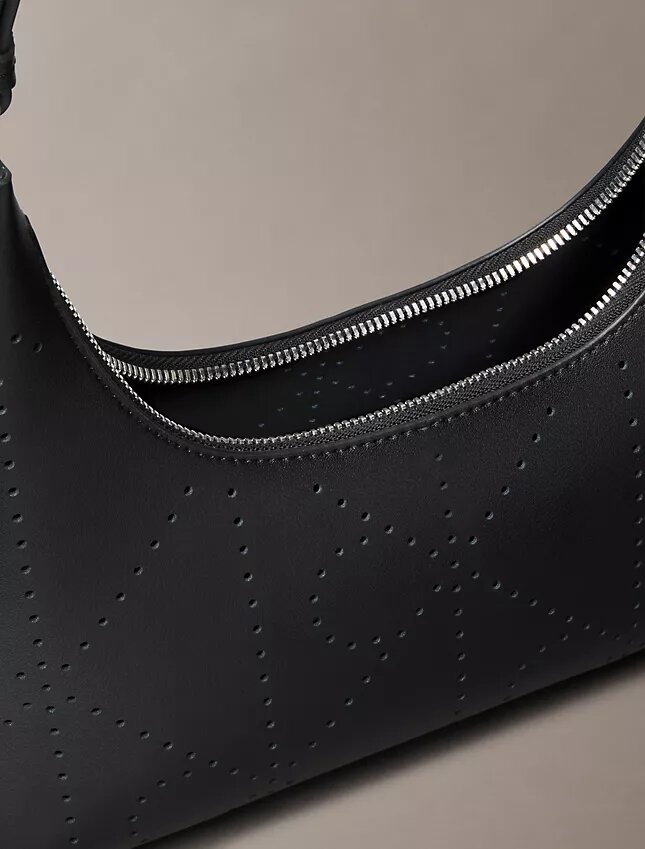Borsa a tracolla con logo traforato Borsa a tracolla con logo traforato