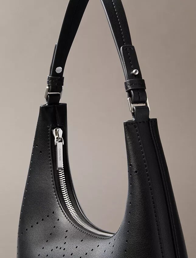 Borsa a tracolla con logo traforato Borsa a tracolla con logo traforato