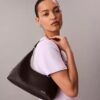 Borsa a tracolla con logo traforato Borsa a tracolla con logo traforato