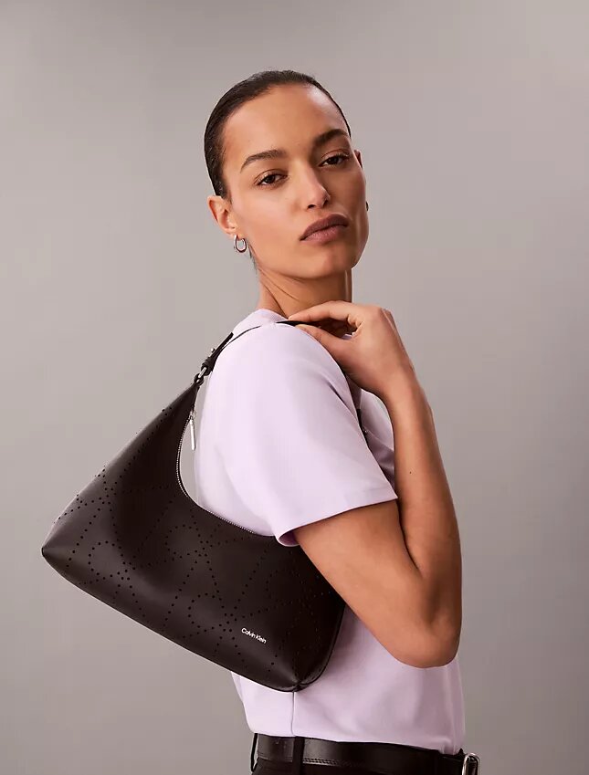 Borsa a tracolla con logo traforato Borsa a tracolla con logo traforato