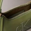 Borsa a tracolla con monogramma in rilievo Borsa a tracolla con monogramma in rilievo