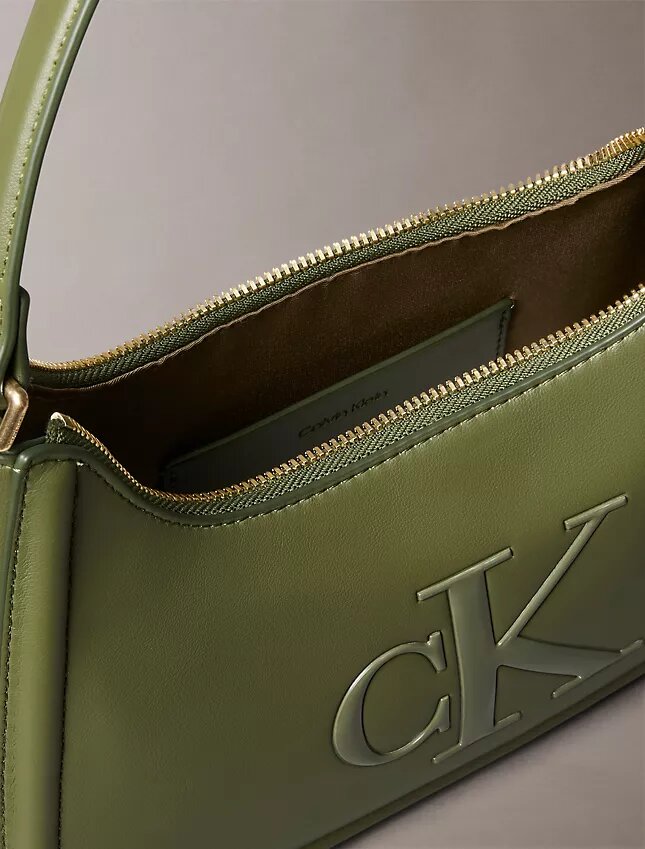 Borsa a tracolla con monogramma in rilievo Borsa a tracolla con monogramma in rilievo