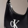 Borsa a tracolla con monogramma in rilievo Borsa a tracolla con monogramma in rilievo