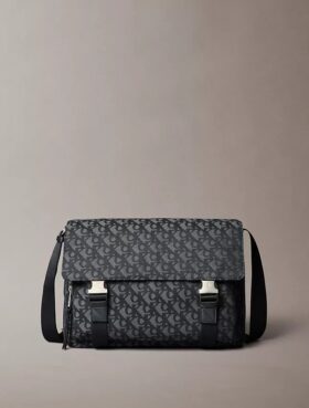 Borsa a tracolla con monogramma su tutta la superficie