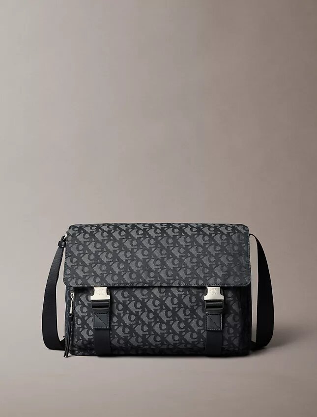 Borsa a tracolla con monogramma su tutta la superficie Borsa a tracolla con monogramma su tutta la superficie