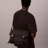 Borsa a tracolla con monogramma su tutta la superficie Borsa a tracolla con monogramma su tutta la superficie