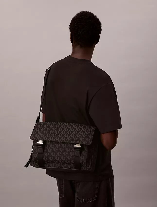 Borsa a tracolla con monogramma su tutta la superficie Borsa a tracolla con monogramma su tutta la superficie