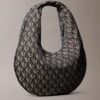 Borsa a tracolla con motivo Monogram a mezzaluna Borsa a tracolla con motivo Monogram a mezzaluna