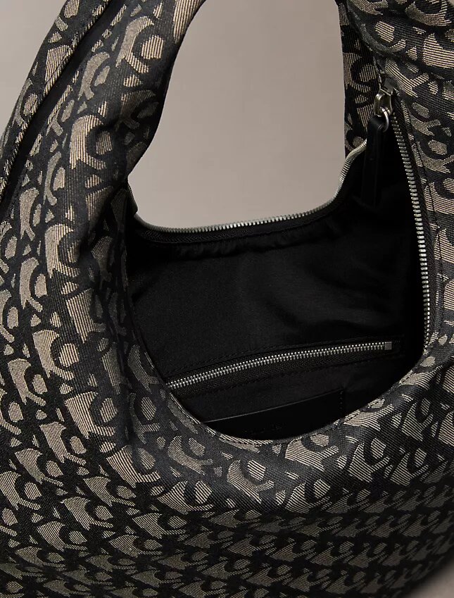 Borsa a tracolla con motivo Monogram a mezzaluna Borsa a tracolla con motivo Monogram a mezzaluna