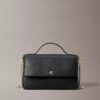 Borsa a tracolla con patta e Monogram minimal Borsa a tracolla con patta e Monogram minimal