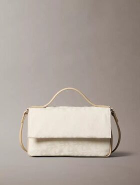 Borsa a tracolla con patta e motivo Monogram su tutta la superficie
