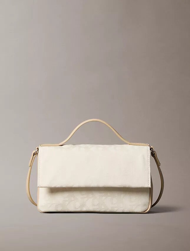 Borsa a tracolla con patta e motivo Monogram su tutta la superficie Borsa a tracolla con patta e motivo Monogram su tutta la superficie