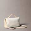 Borsa a tracolla con patta e motivo Monogram su tutta la superficie Borsa a tracolla con patta e motivo Monogram su tutta la superficie
