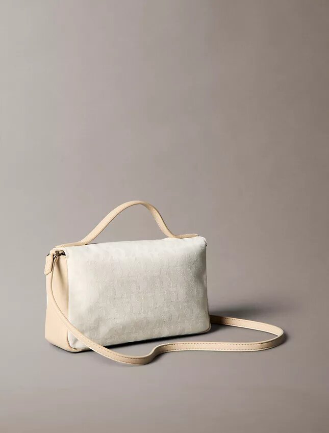 Borsa a tracolla con patta e motivo Monogram su tutta la superficie Borsa a tracolla con patta e motivo Monogram su tutta la superficie