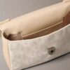 Borsa a tracolla con patta e motivo Monogram su tutta la superficie Borsa a tracolla con patta e motivo Monogram su tutta la superficie